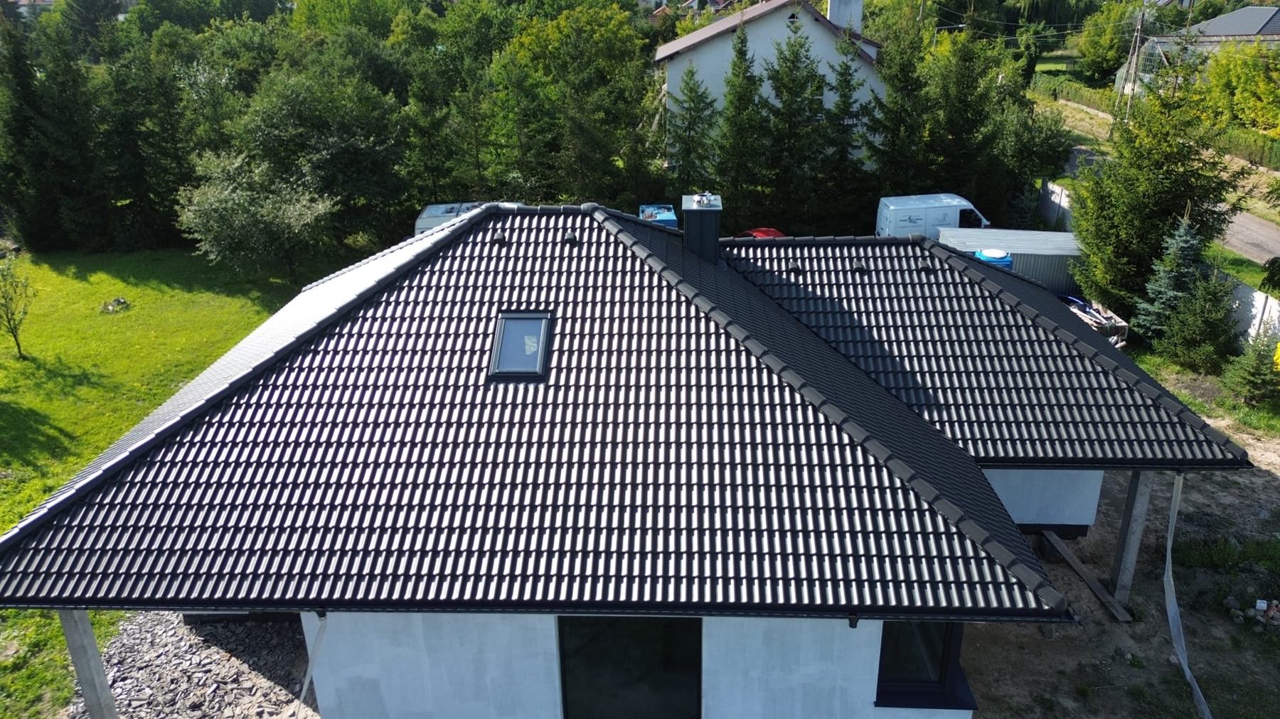 Dom z kompletnym pokryciem dachowym i orynnowaniem