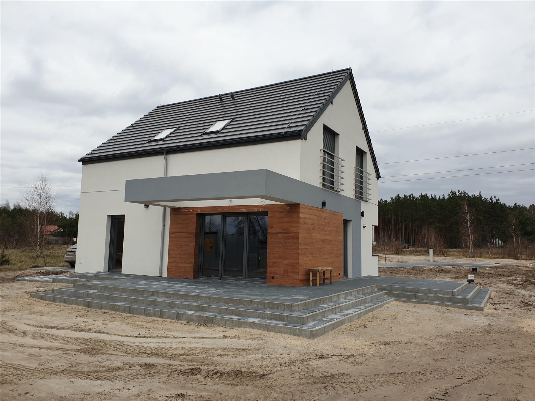 Dachówka ceramiczna płaska w kolorze antracytowym na nowoczesnej bryle