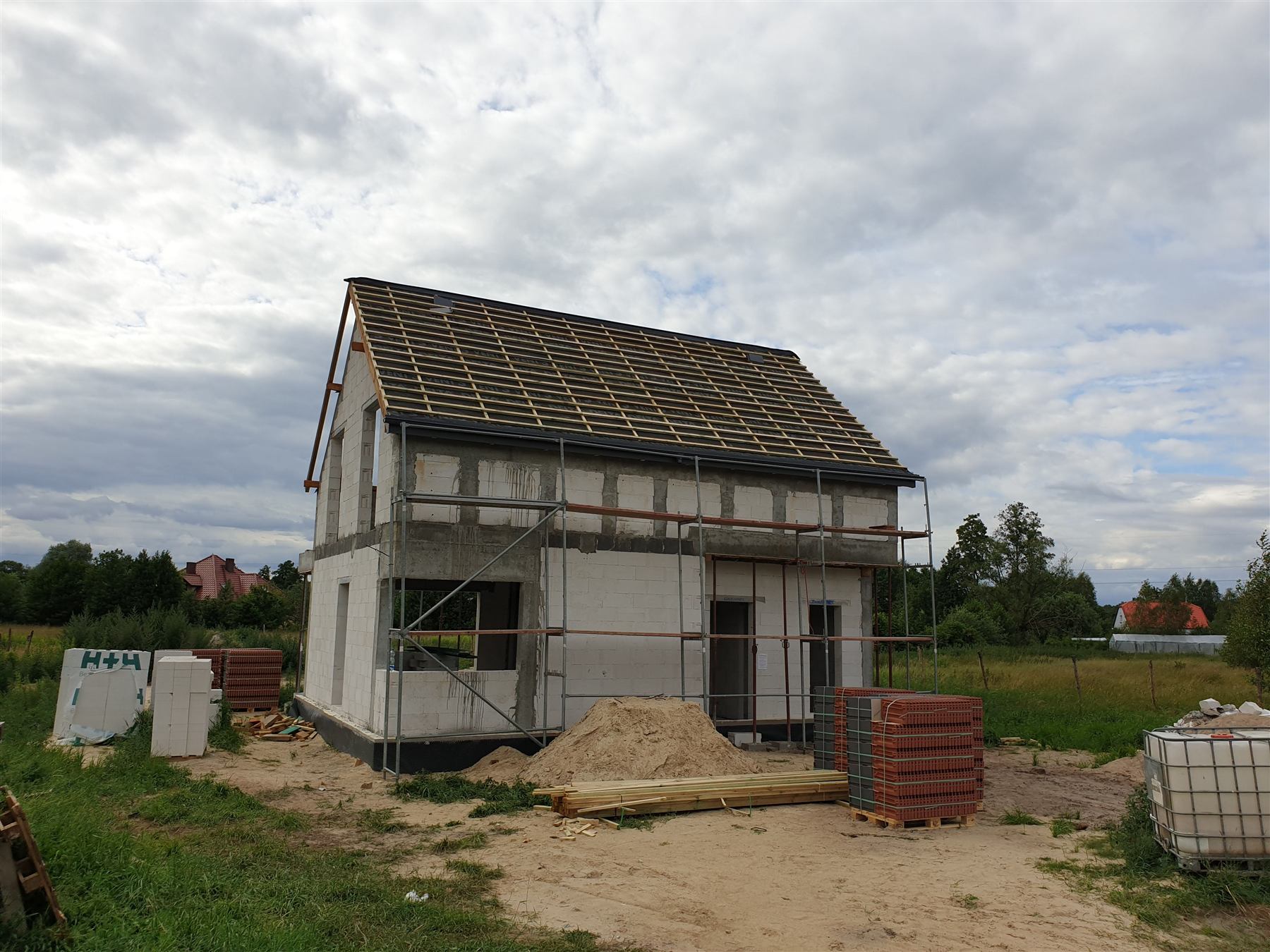Nowoczesny dach dwuspadowy z grafitową dachówką płaską