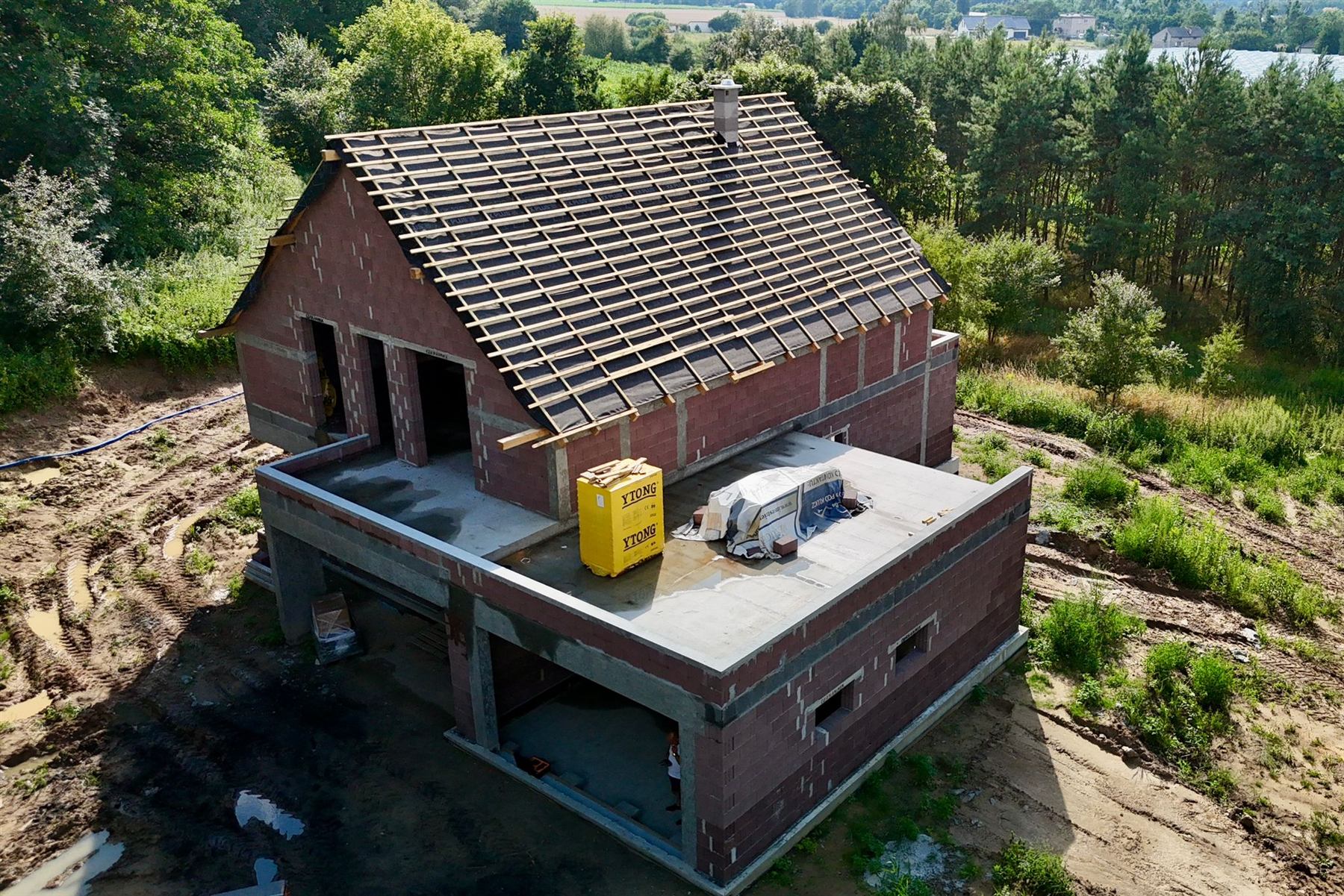 Dach z membraną dachową, kontrłatami i łatami przed montażem dachówki